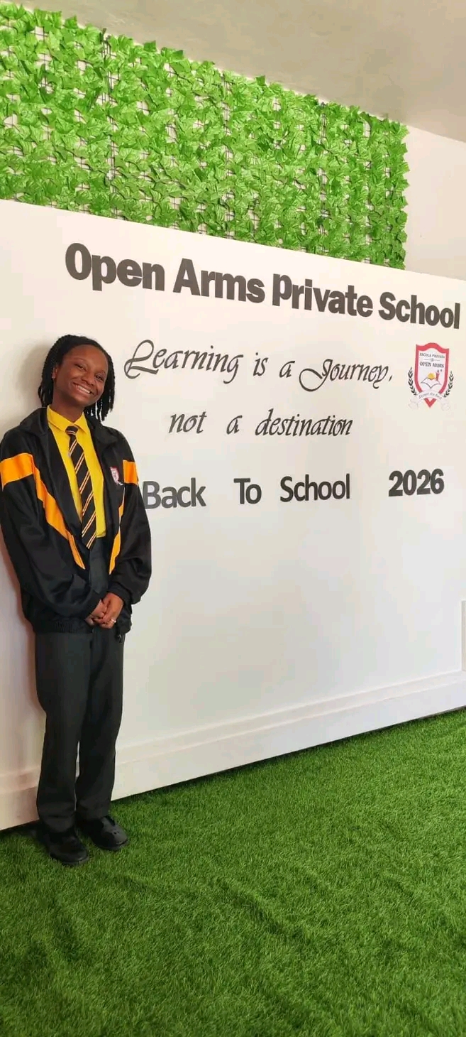 Aluna junto ao banner back to school