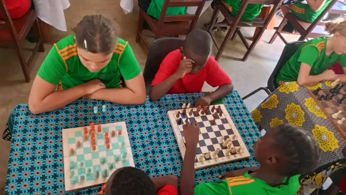 Alunos a jogar xadrez