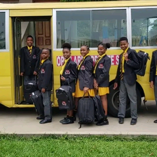 Alunos a subir para o transporte escolar